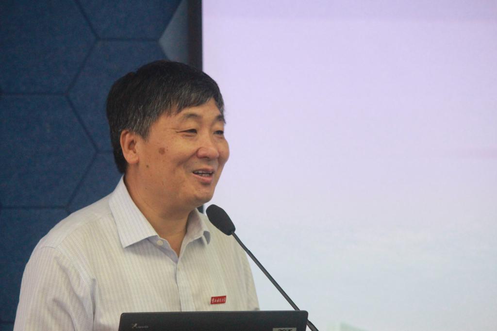 周泽扬校长在开营仪式上致辞